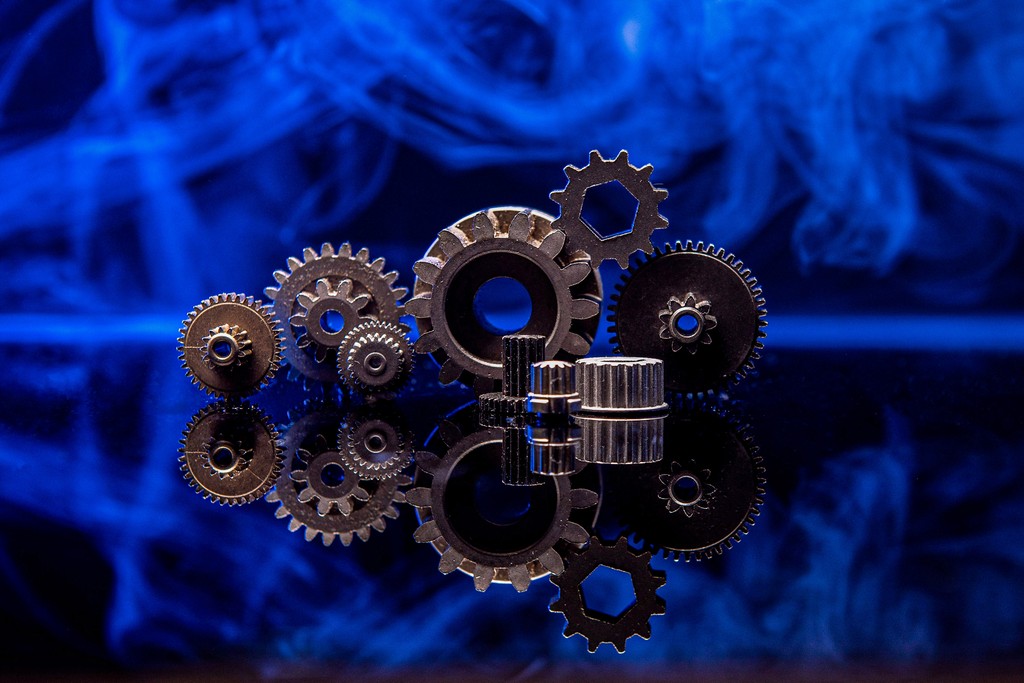 Dynamische Produktfotografie für Brockhaus GmbH & Co. KG: Werkzeuge und Bauteile mit farbigem Licht und Rausch-Effekten im Studio inszeniert von Patrick Kirschhofer