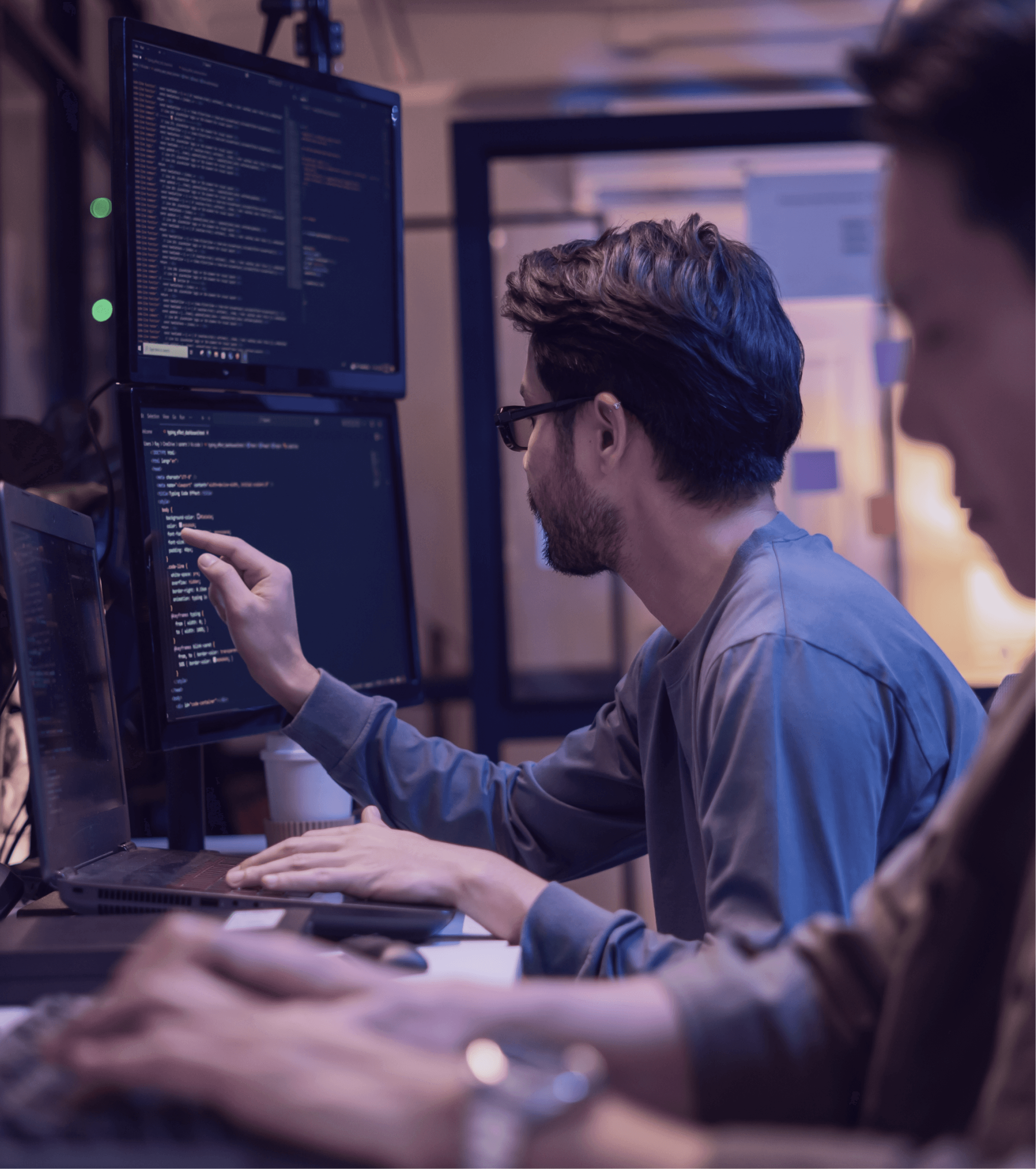 Mulher profissional de finanças trabalhando com um notebook