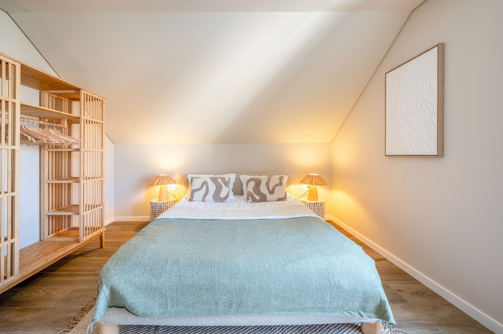 Cozy bedroom with kingsize bed and warm lighting