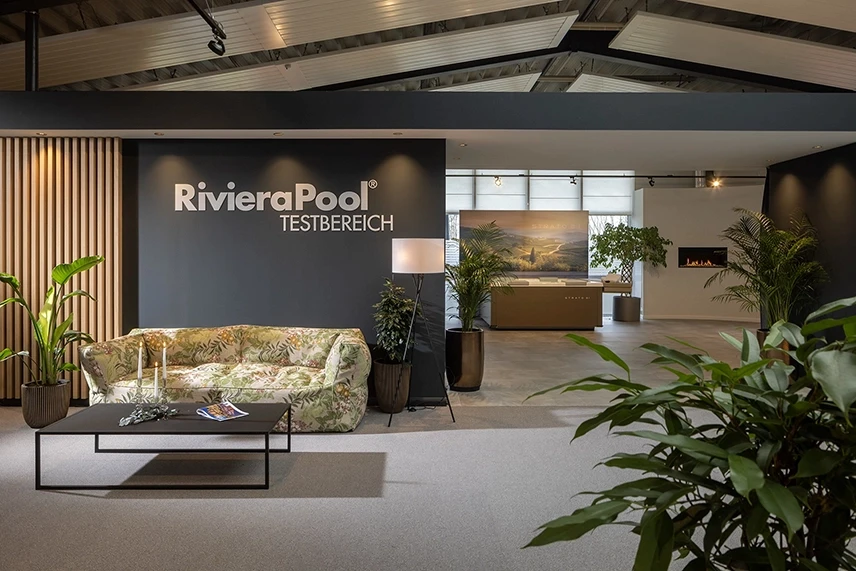RivieraPool Testbereich mit Showroom-Einrichtung und Markenlogo