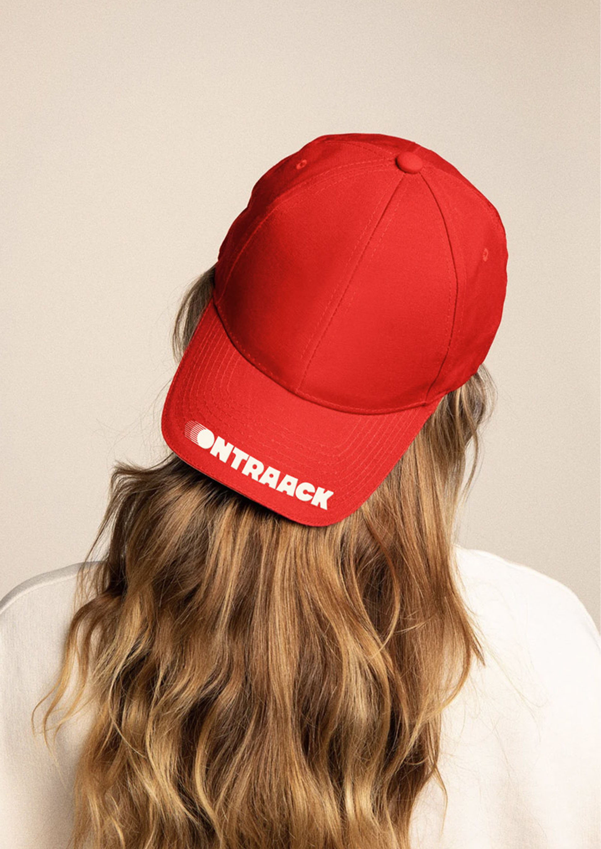 femme de dos avec casquette rouge