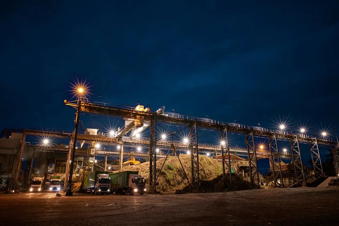 Éclairage industriel nocturne d'un site de production à La Réunion — Reportage David Dijoux