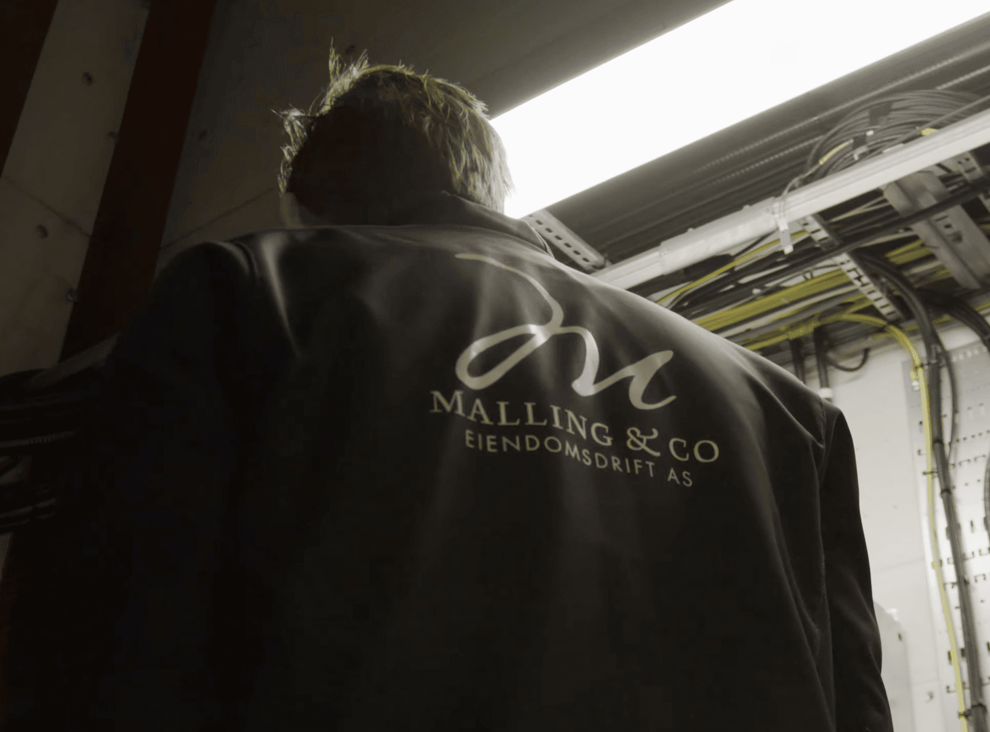 Back of an employee of Malling & Co.