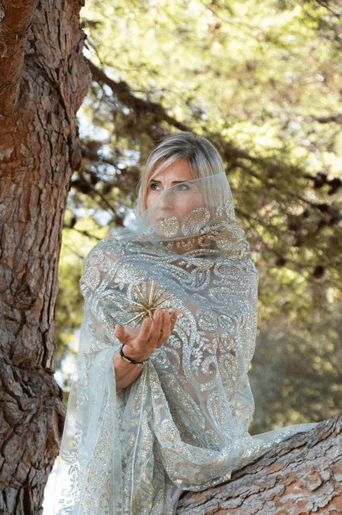 mujer con pañuelo en arbol