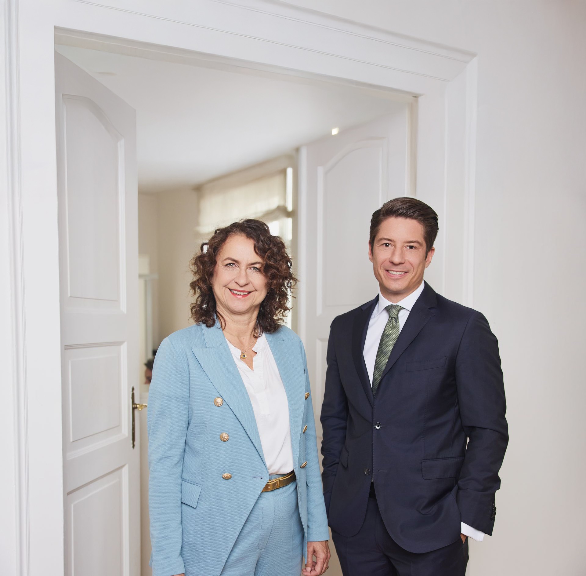 Fabian von Saucken und Petra Göckel in den Kanzleiräumen