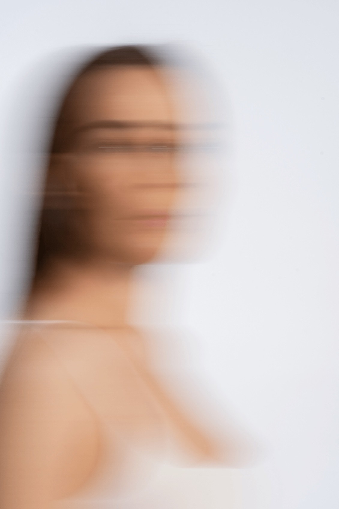 Sesja zdjęciowa dla Skin Minimalism – rozmyty portret kobiety