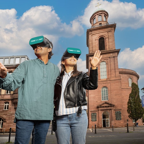 Guests with virtual reality glasses in front of the Paulskirche