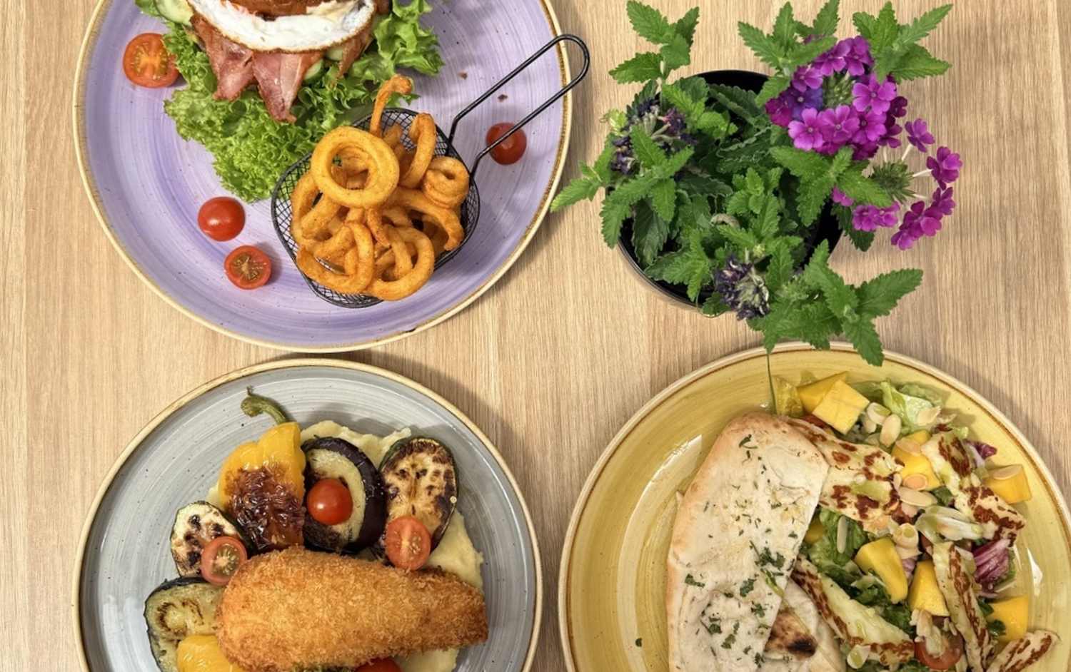 Różnorodne dania przygotowane przez restaurację na rodzinne spotkanie