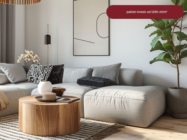 Salon z jasną narożną sofą, okrągłym drewnianym stolikiem i dużą rośliną