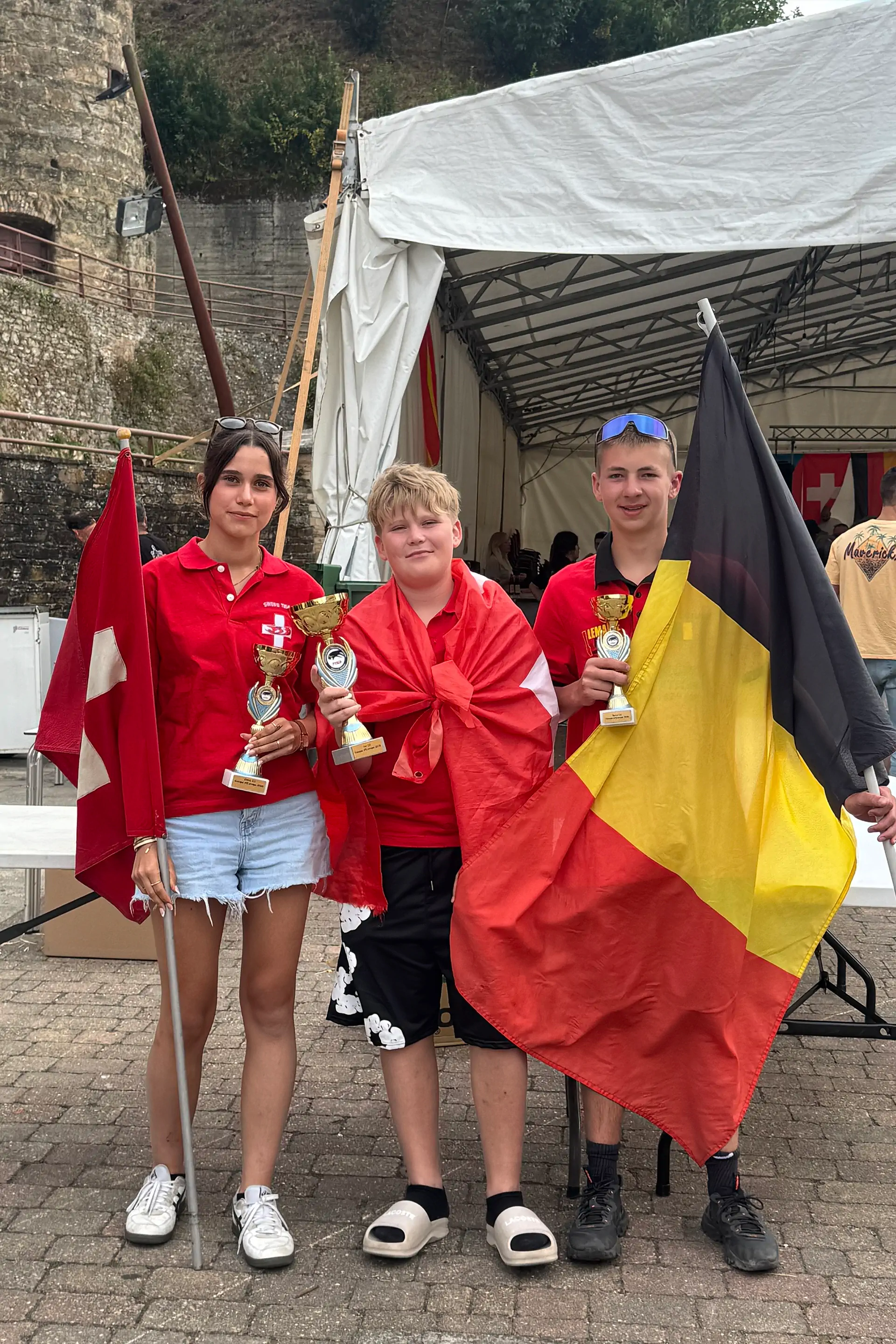 Natacha et Nicolas avec trophées et drapeaux suisse et belge