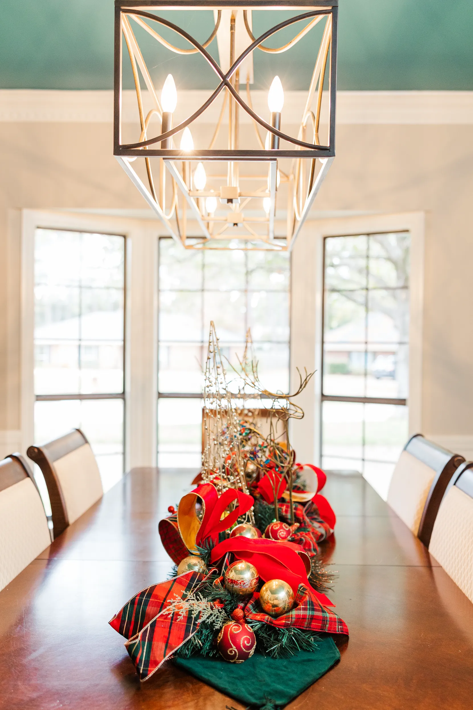 Luxury table setting by Sarah Overall Events with pink embroidered napkins, gold-rimmed plates, floral arrangements, and personalized menus in Shreveport.