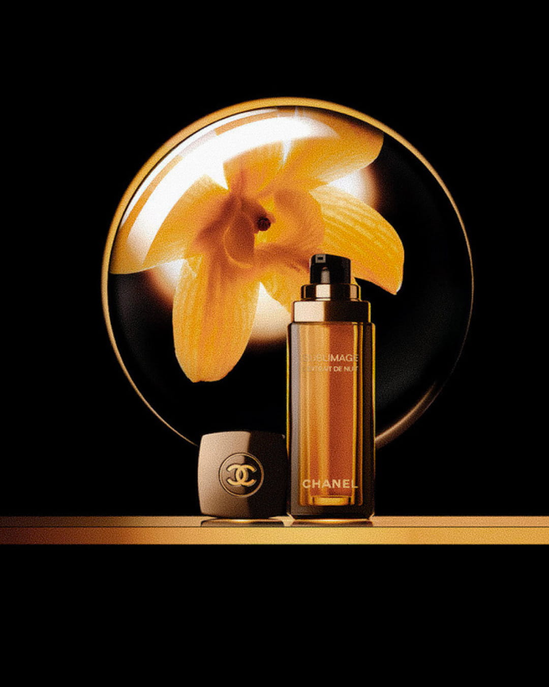 serum chanel posé sur un fond noir