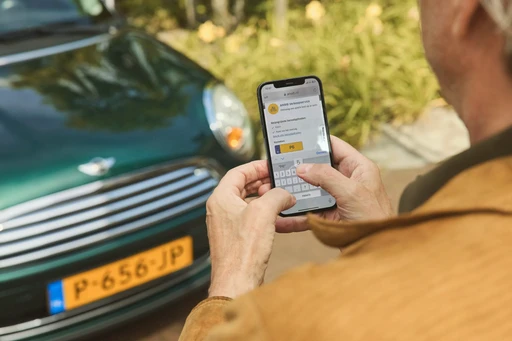 Man op de ANWB app met een auto.