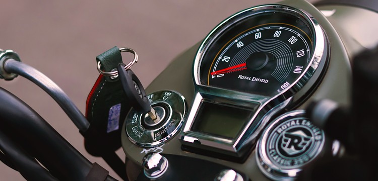 person inserting car key to a honda ignition