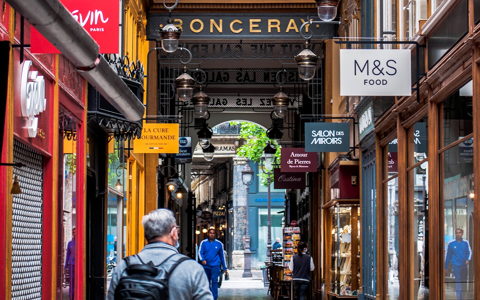 Visite guidée à travers les passages couverts historiques de Paris avec boutiques et enseignes.