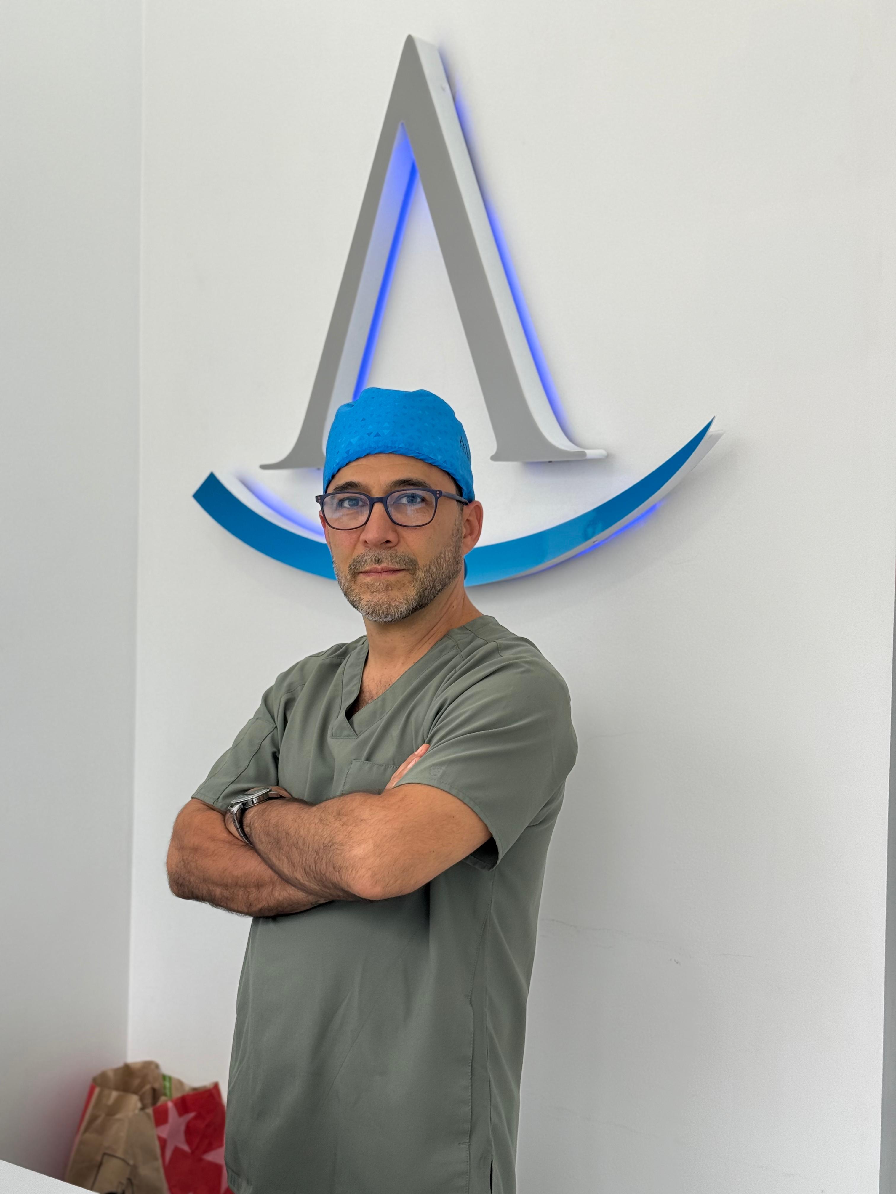 Dr. Juan Camilo Muñoz, cosmetic dentist at Alegra Veneers Cali