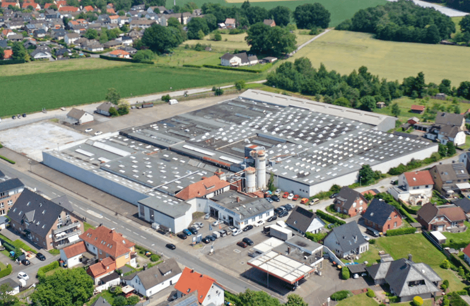 Isometrische Zeichnung eines Bauprojekts mit mehreren Gebäuden und markierten Strukturen in Rot