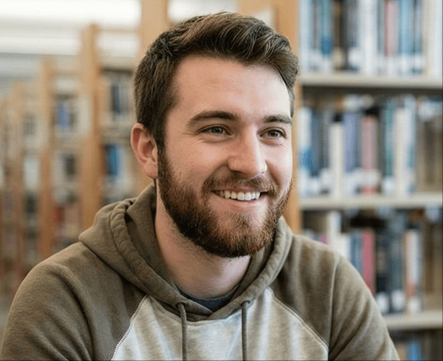 一位研究生使用 NotebookLM 心智圖提取工具來完善學習材料的肖像。