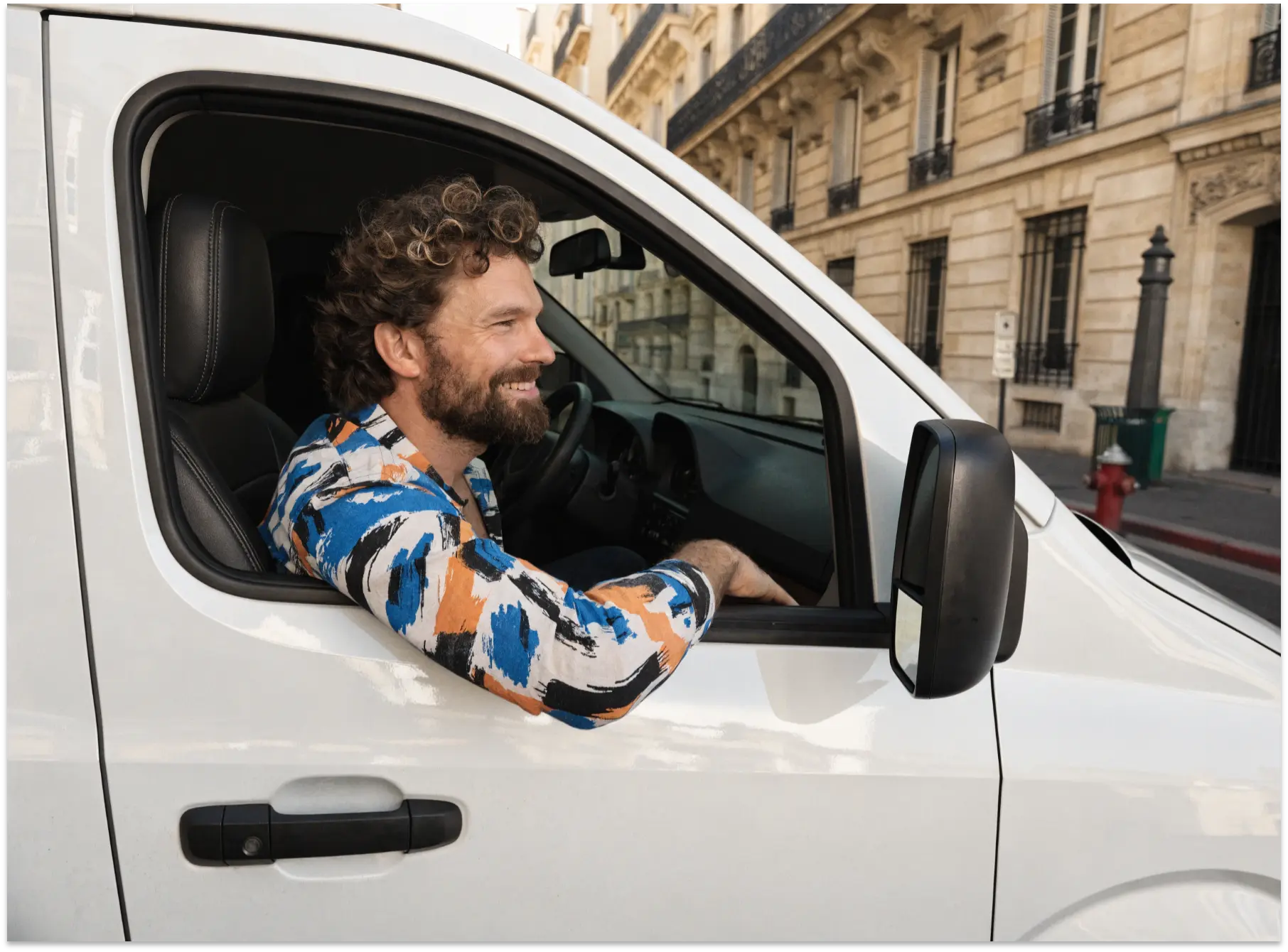 Photographie d'une homme à l'avant du camion de sa franchise