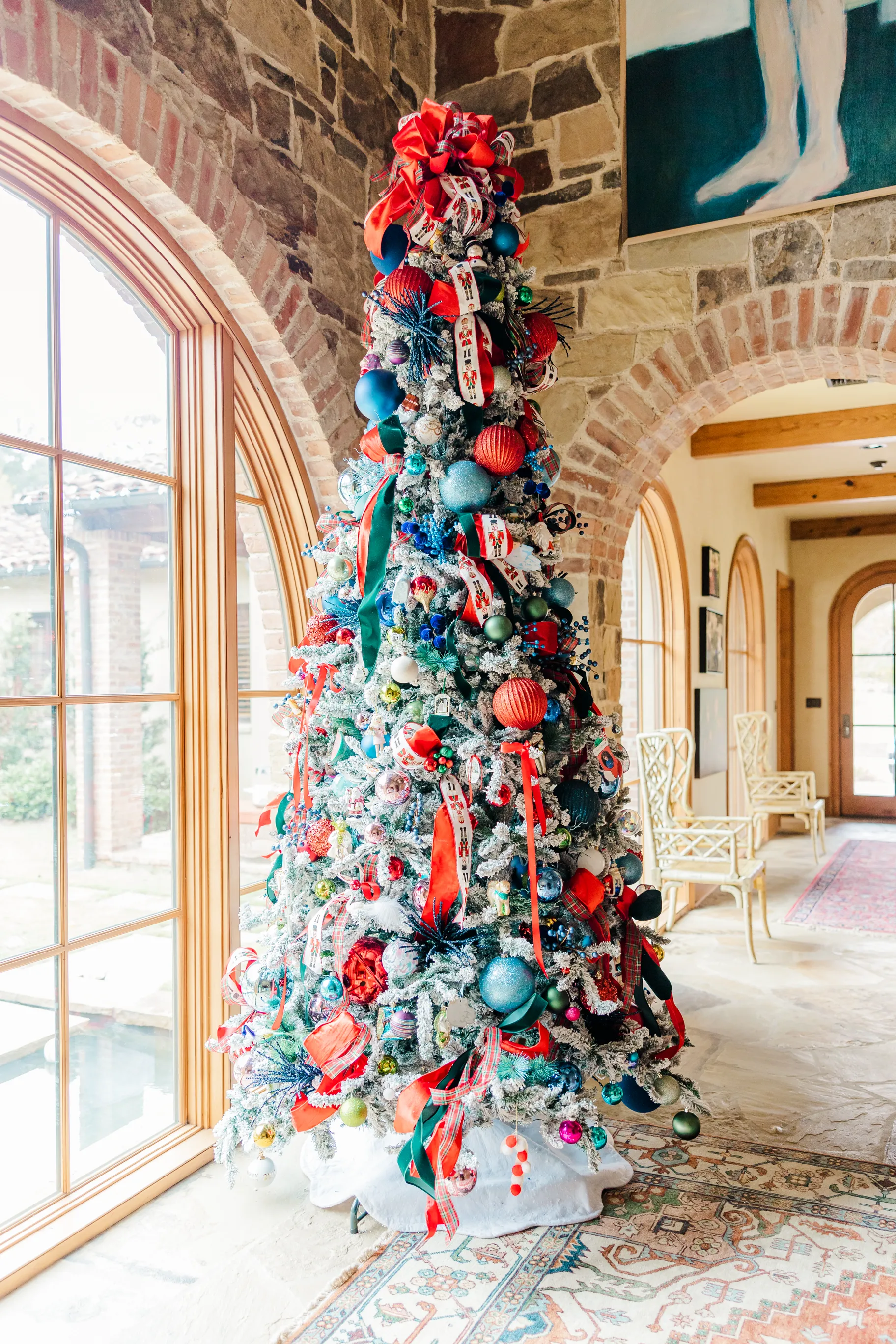 Luxury table setting by Sarah Overall Events with pink embroidered napkins, gold-rimmed plates, floral arrangements, and personalized menus in Shreveport.