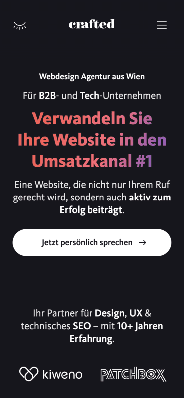 Screenshot einer mobilen Website-Ansicht der Agentur Crafted mit Fokus auf Webdesign-Dienstleistungen für B2B- und Tech-Unternehmen. Der Text hebt hervor, dass crafted Websites in erfolgreiche Umsatzkanäle verwandelt, unterstützt durch über 10 Jahre Erfahrung in Design, UX und technischem SEO. Zwei Partnerlogos, Kiweno und Patchbox, werden am unteren Rand angezeigt.