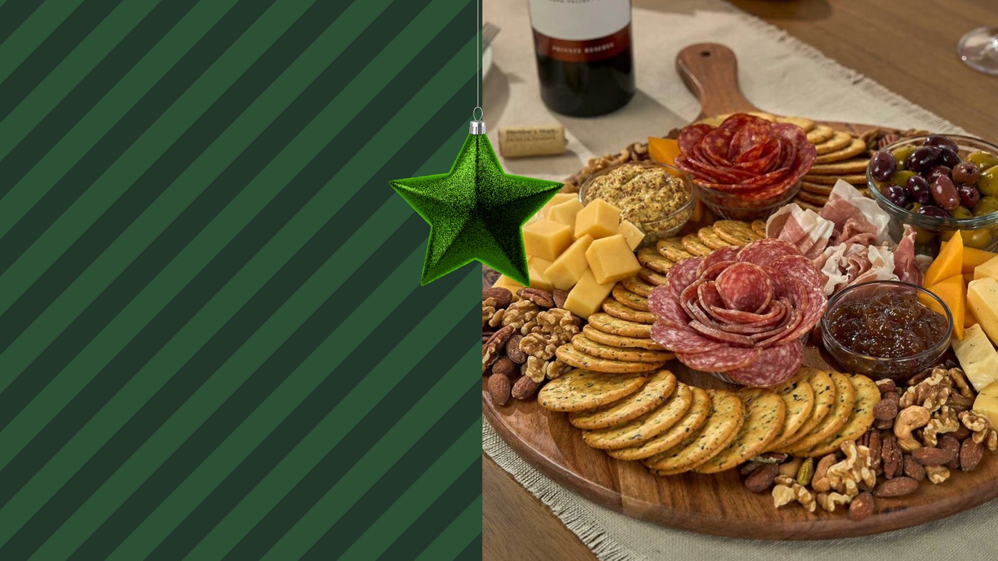 Imagen de una mujer que entrega una orden de compra a una de nuestras empleadas de Farmacia en Sam's Club
