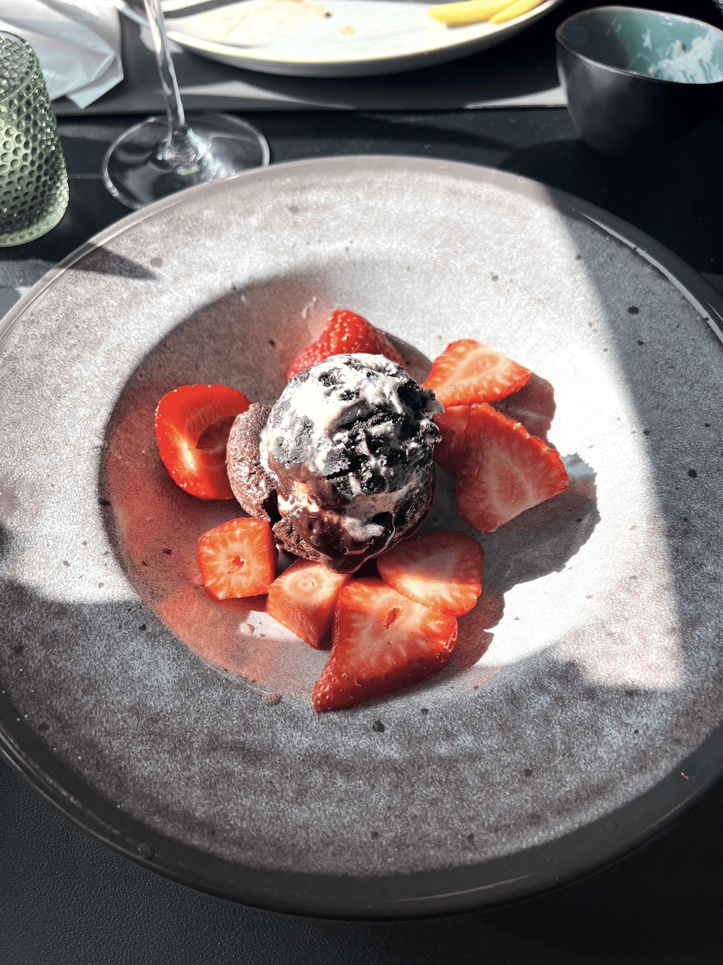 Schokoladeneis mit Erdbeeren