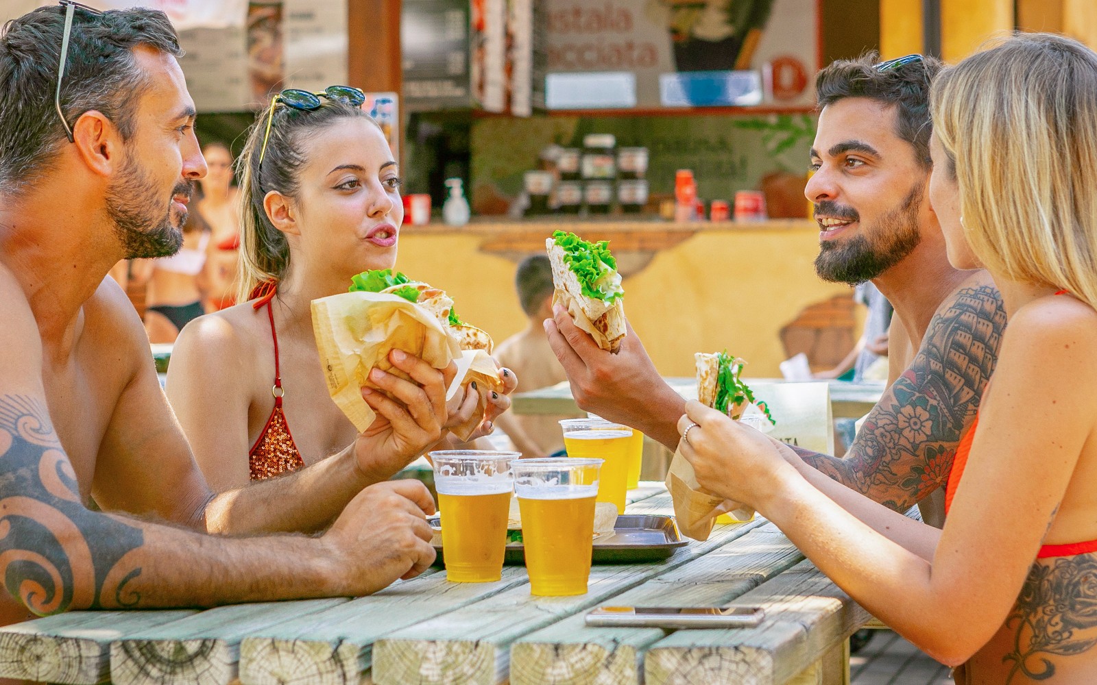 Parco Cavour Su Parkı'nda yiyecek ve içeceklerin tadını çıkaran grup.