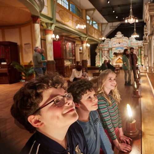 Barn på danshallen, tittar på den stora dansorgeln