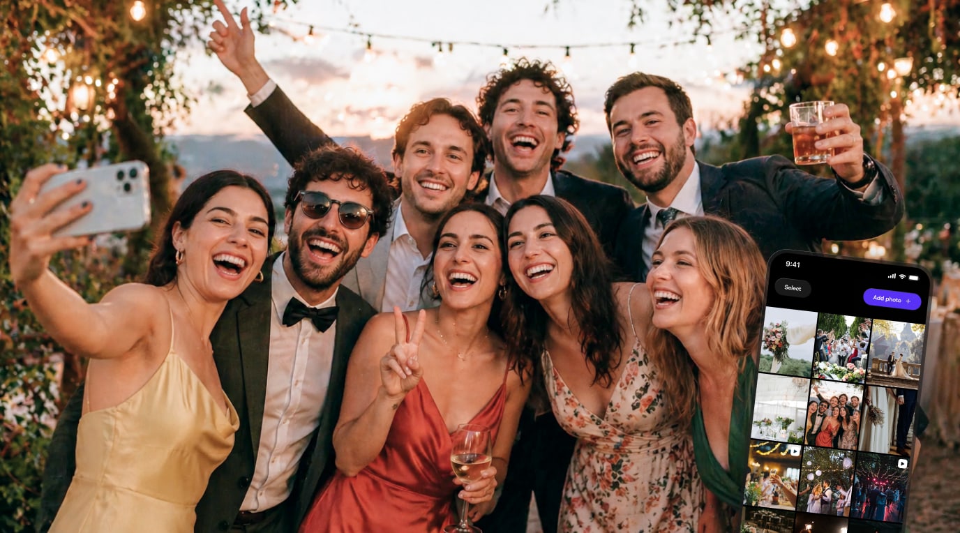Gruppo di invitati sorridenti scatta una foto insieme durante l’evento, condividendo i momenti tramite l’app di togevent nella fase di raccolta e condivisione delle foto.