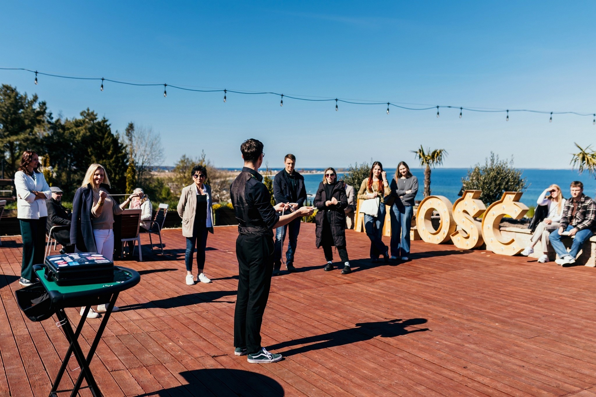 Filip Niezapomnisz iluzjonista na weselu robi pokaz dla gości