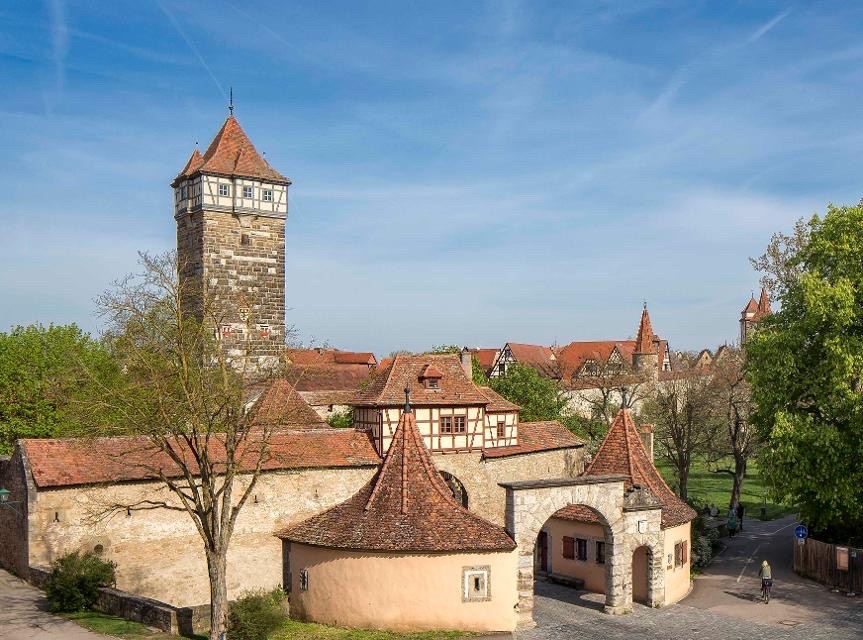 Detailaufnahme einer der beeindruckenden Stadtmauer-Türme in Rothenburg ob der Tauber.