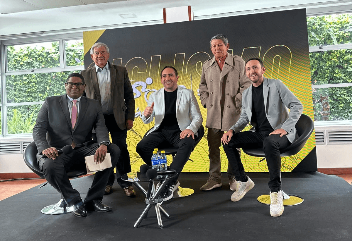 BOGOTÁ, 7 DE OCTUBRE DE 2026: Como preámbulo de la edición 66 del Clásico RCN Sistecrédito, que se correrá desde este 17 al 25 de octubre, se llevó a cabo el conversatorio ‘Historia y actualidad del ciclismo colombiano’, integrado por Héctor Palau, Héctor Urrego, Mario Sabato y Juan Charry, en el auditorio Hernán Linares de la Fundación Universitaria UNINPAHU. El encuentro, moderado por Sebastián Araujo y transmitido en vivo por el YouTube de Deportes RCN, reunió a estudiantes, aficionados, medios de comunicación e invitados especiales en torno a una carrera que, desde su primer pedalazo en 1961, hace parte de la historia deportiva del país. La primera conversación estuvo dedicada a la memoria de la competencia y reunió a dos de sus figuras más representativas: Héctor Palau, director del Clásico RCN desde 2006 y quien en esta edición cumple 20 años al frente de la carrera, y Héctor 'El Profe' Urrego, voz histórica de RCN Radio desde 1976. Con ellos se recorrió el origen del Clásico RCN y su consolidación como insignia del ciclismo nacional, lo que significa correr el 'Duelo de Titanes' y la época de los años 80, cuando la carrera trajo a Colombia a los mejores ciclistas del mundo. La conversación incluyó un reconocimiento a Rafael Antonio Niño, 'El eterno niño de Cucaita', máximo ganador de la prueba con cinco títulos (1971, 1975, 1977, 1978 y 1979), quien será homenajeado en la edición 66. Los invitados también hablaron de la evolución de las transmisiones de RCN Radio y Canal RCN, y dejaron un mensaje para las nuevas generaciones de ciclistas y periodistas deportivos.  En la segunda conversación, el periodista y narrador argentino Mario Sabato, y Juan Charry, comentarista de Deportes RCN y creador de contenido, analizaron la actualidad del ciclismo colombiano: el interés de los equipos del mundo por reclutar talento nacional, lo que distingue al Clásico RCN de otras competencias, el reto de mantener cerca a las nuevas audiencias y la pasión que despierta este deporte en las calles del país. Cerraron con un mensaje para quienes sueñan con estar algún día en la línea de salida. El Clásico RCN Sistecrédito 2026 contará con 9 etapas, 1.272 kilómetros y 7 departamentos. Partirá de Mosquera, Cundinamarca, y llegará a Medellín. Podrá seguirse a través de RCN Radio, Canal RCN y las plataformas digitales de RCN. Encontrémonos desde el 17 hasta el 25 de octubre en el Clásico RCN Sistecrédito 2026 a través del Canal RCN, RCN Radio, la app Canal RCN, la app RCN Radio, el canal de YouTube de Deportes RCN y la página web https://clasicorcn.com.co/ para disfrutar y enterarse de hasta el más mínimo detalle de la icónica competencia del ciclismo de nuestro país.