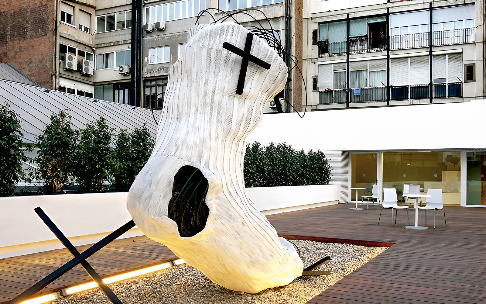 Skulptur på terrassen vid Fundació Antoni Tàpies, Barcelona.