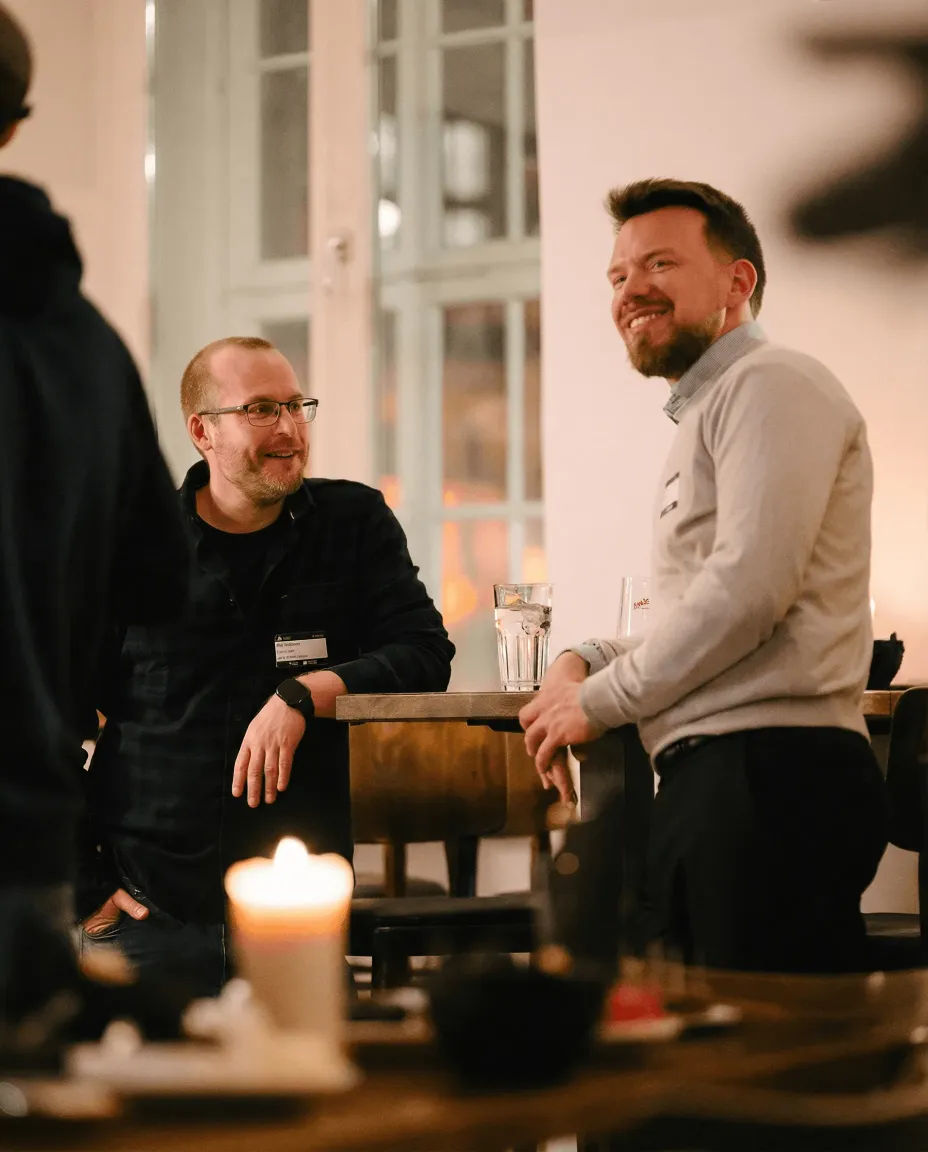 Mirco Schmidt und Dr. Maximilian Panzner, CRO und CTO von Mercury.ai stehen an einem Tisch.