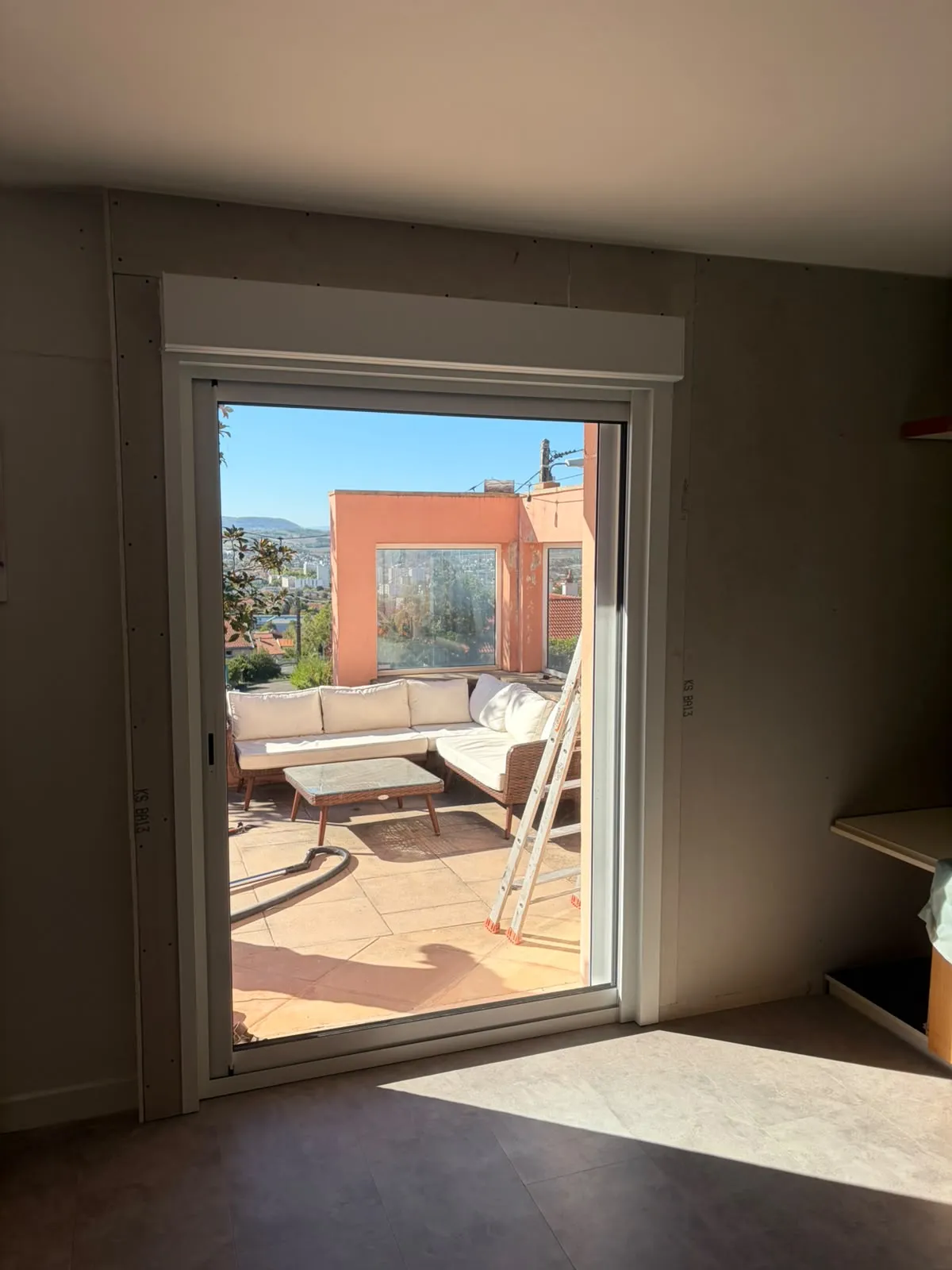 Ouverture vitrée donnant sur une terrasse — AFermetures