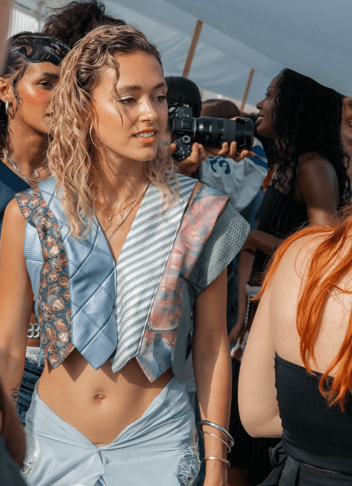 Backstage du défilé Slow Fashion Week Marseille 2025, avec les créations de Salé Collections : mode circulaire, audacieuse et engagée, sous le soleil du sud.