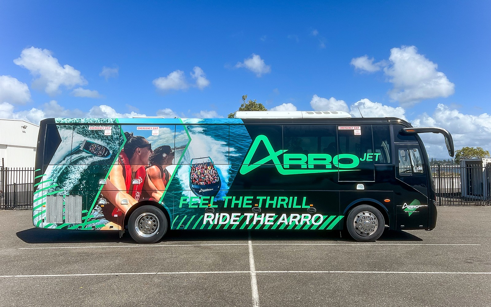 Arro Jet 巴士停靠在黄金海岸,其醒目的图案让人眼前一亮。