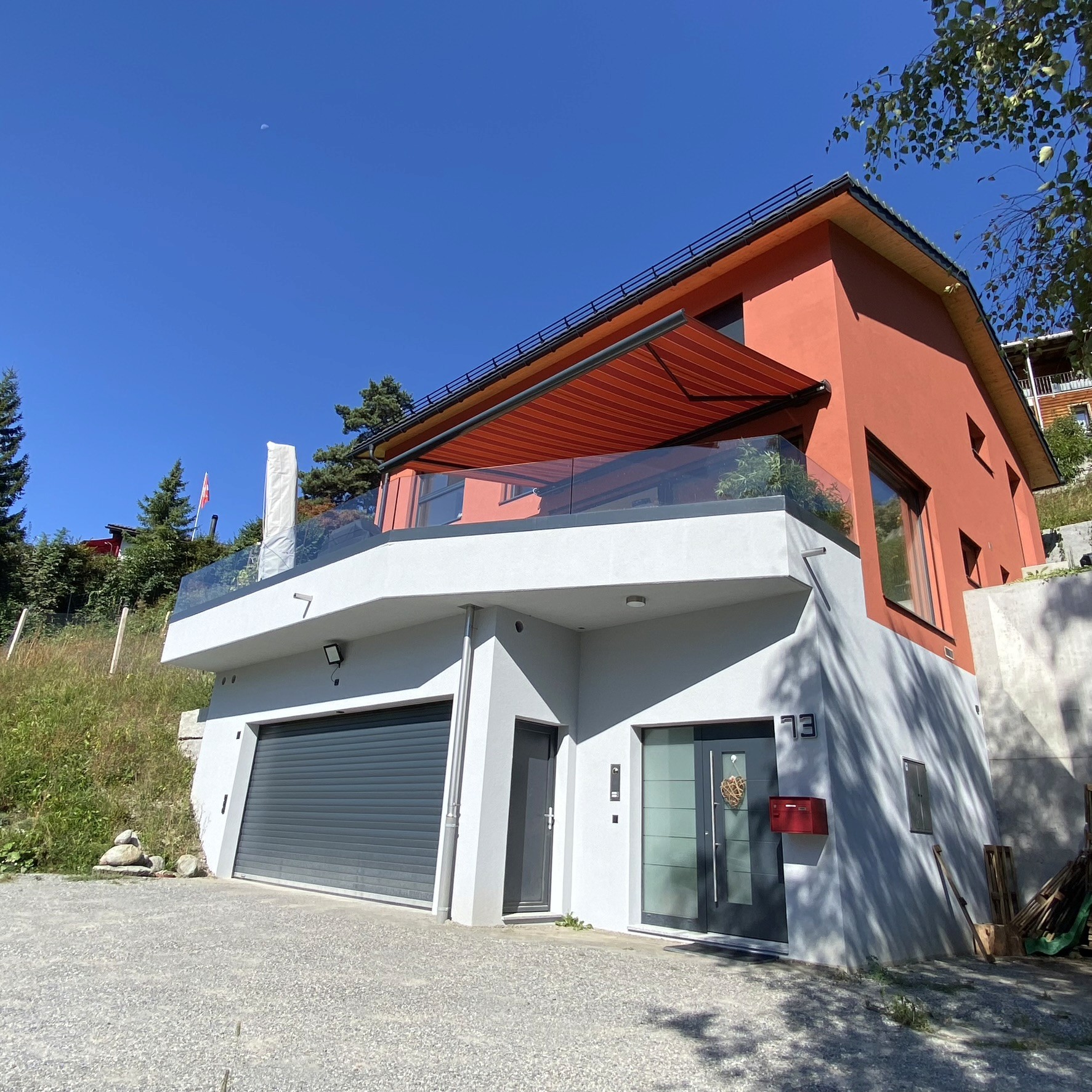 Neubau Einfamilienhaus in Seewis-Pardisla mit roter Fassade - Niggli Architektur