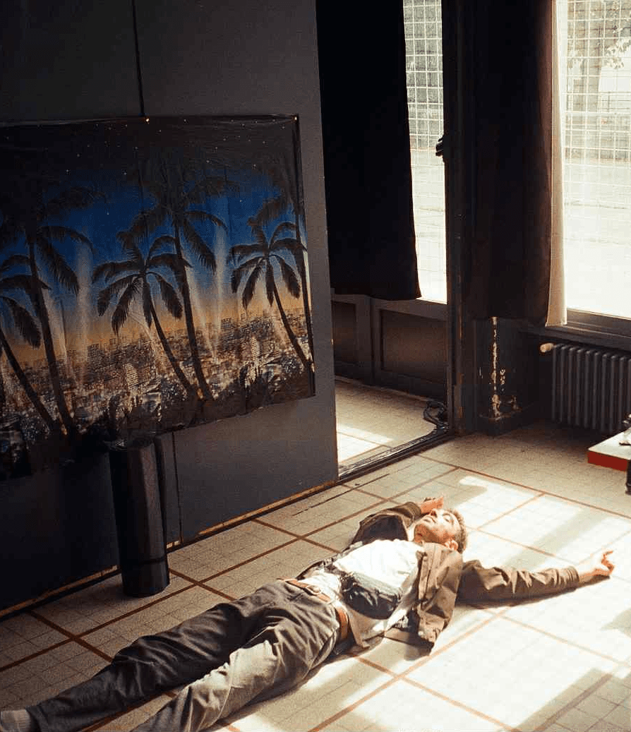 Person stand in front of a red sports oldtimer