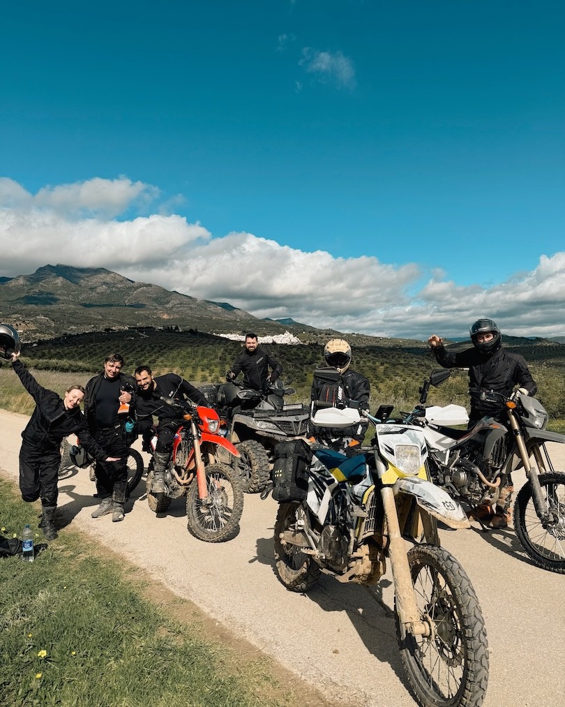 Живём на вилле у моря, чилим между заездами, говорим про мотоциклы.