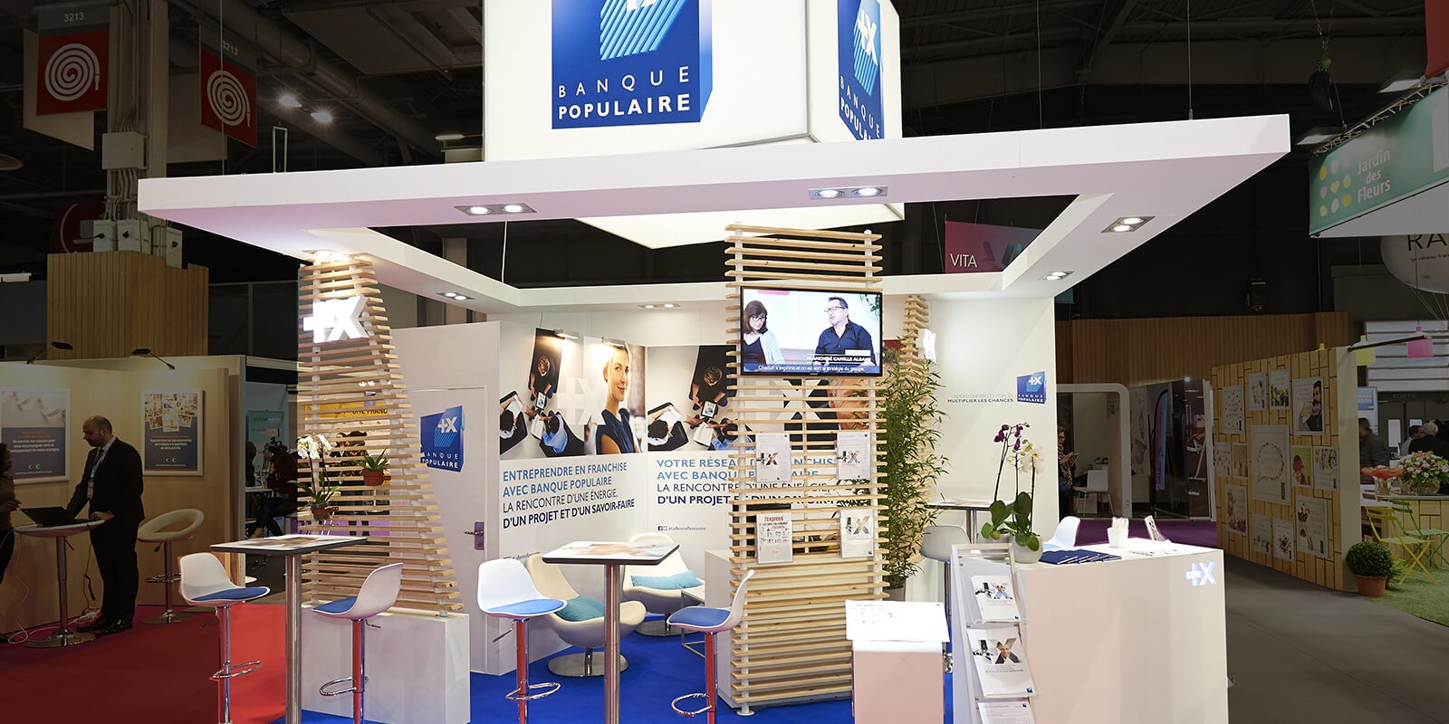 Bank Popular Stand by Expace