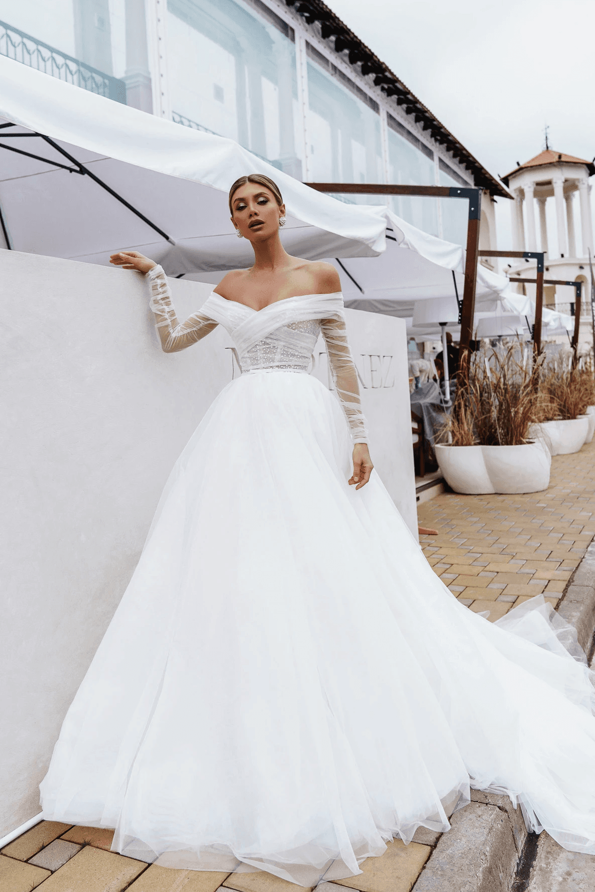 Brautkleid Outlet Kollektion mit Tüllrock und Carmenjäckchen