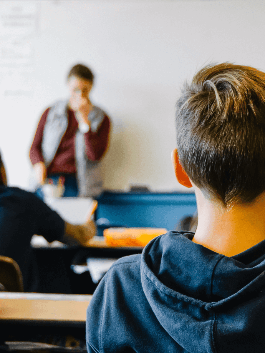 Leerling luistert naar leraar voor de klas