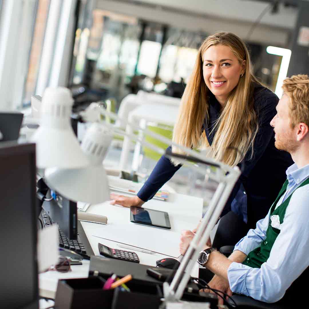 Співробітники логістичної компанії обговорюють транспортний менеджмент