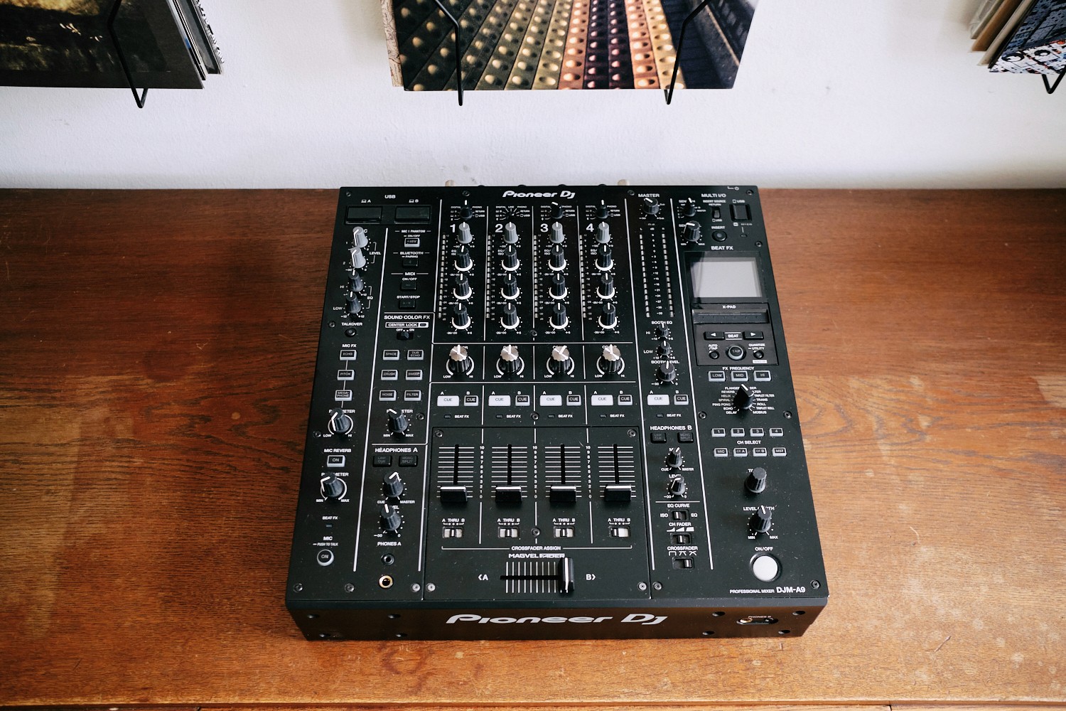 Miete den Pioneer DJM-A9 Mixer – hochwertige DJ-Ausrüstung für fortschrittliche Features und beeindruckende Klangqualität.