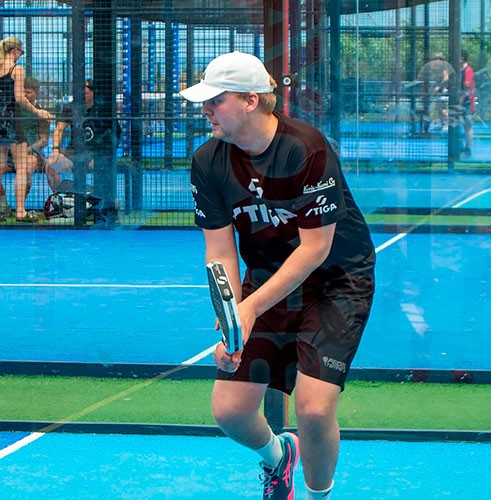 Antti Kampman padel-ulkokentällä 