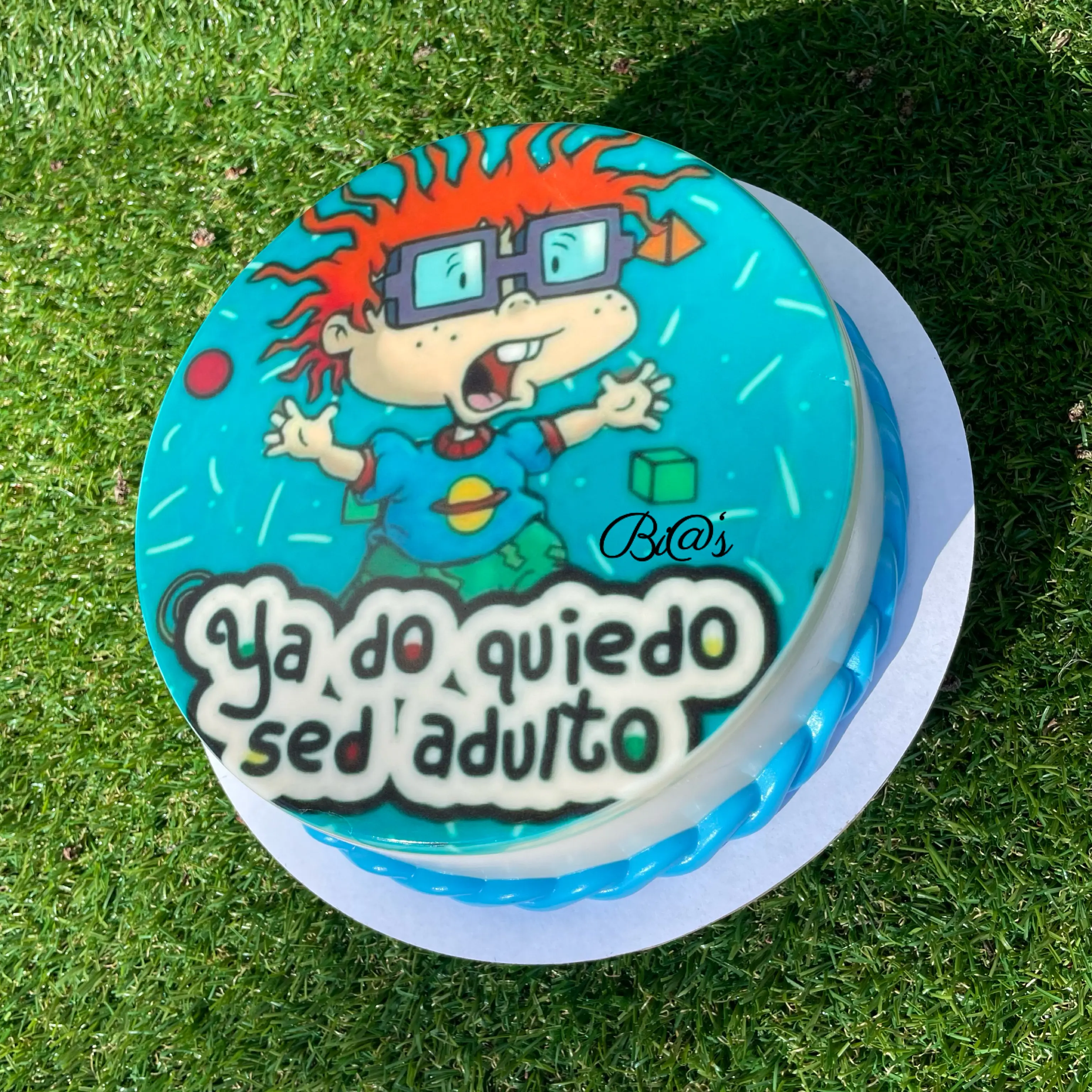 Rugrats-themed cake with a vibrant image of Chuckie Finster and the text “Ya No Quiero Ser Adulto.” A nostalgic and playful design for fans of the classic cartoon. Susa’s Sweets & Balloons.