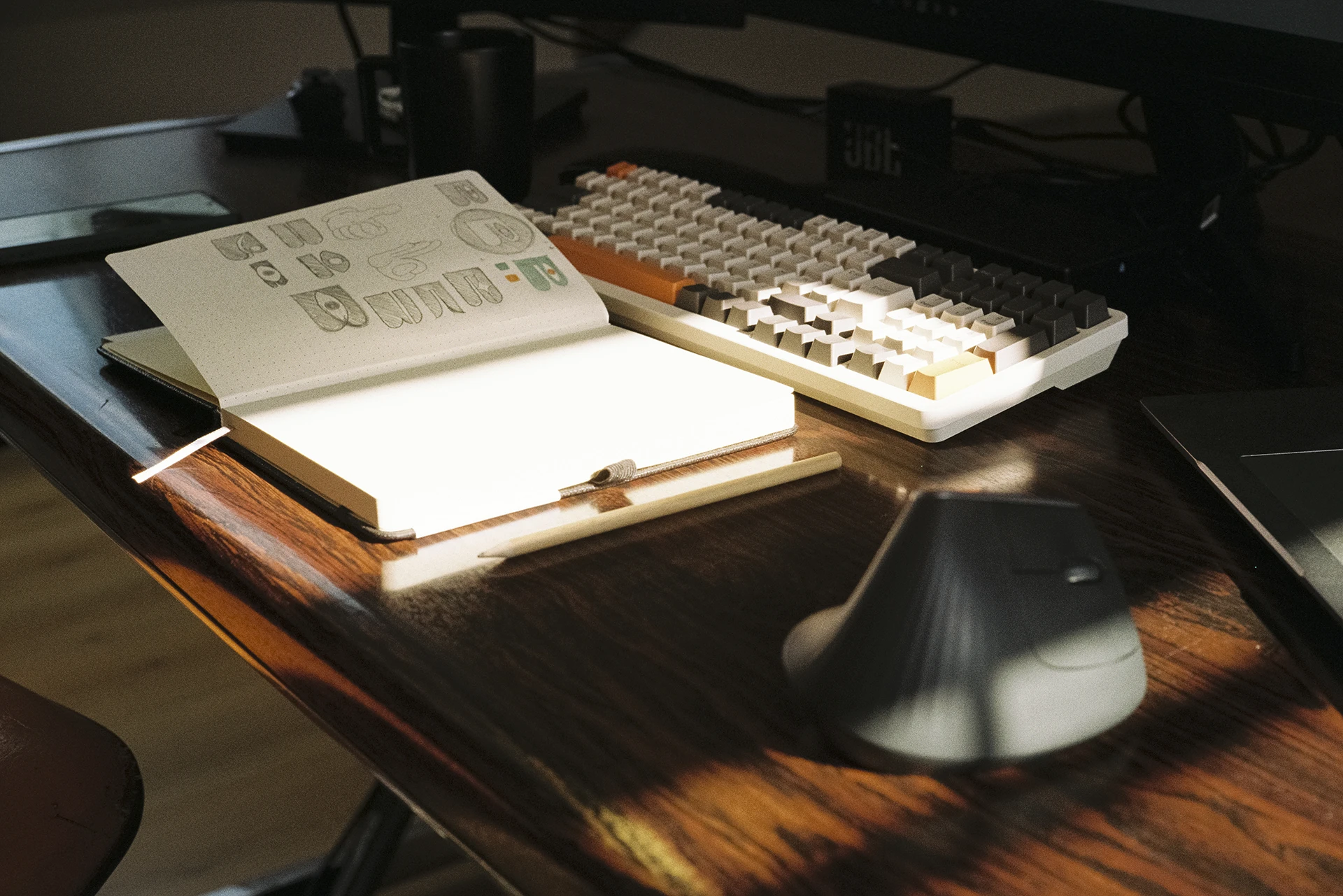 Photo du bureau du graphiste