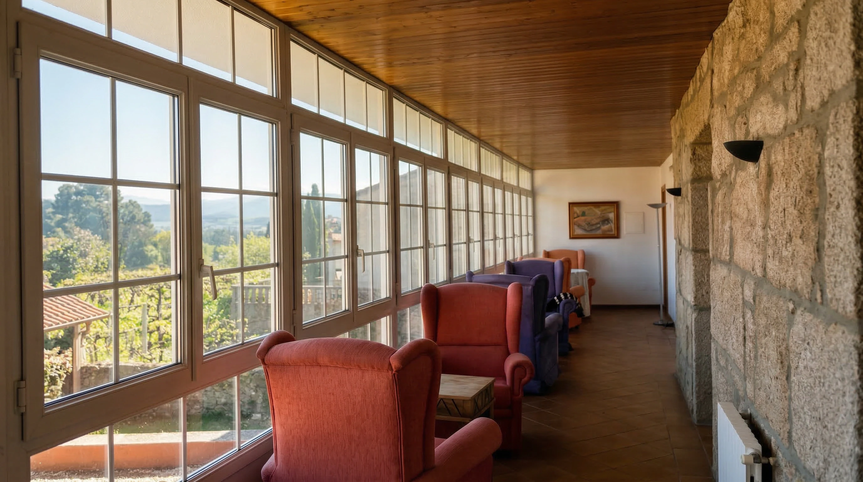 Galería panorámica con sillones de Casa Cruceiro - Sala de lectura con vistas al Río Miño
